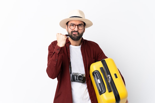 Homme jeune voyageur sur mur isolé