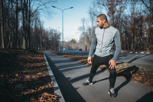 Homme jogger sur entraînement de remise en forme à l'extérieur