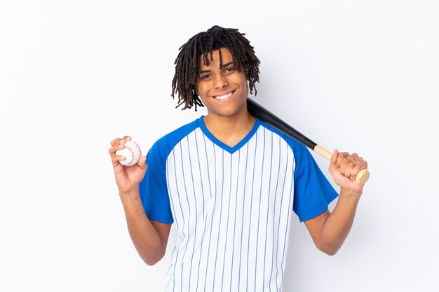 Homme jouant au baseball sur mur isolé