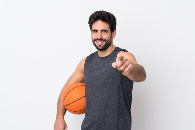 Homme jouant au basket-ball sur mur isolé