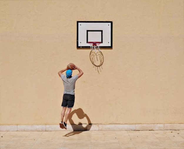 Un homme jouant au basket.