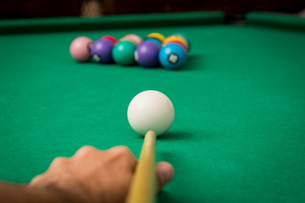 Homme jouant au billard dans une table de billard.