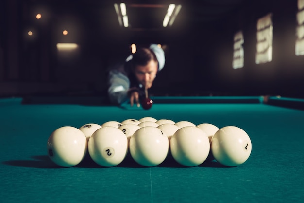 Homme Jouant Au Billard