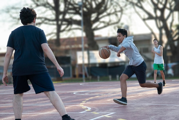 Un homme jouant au football.