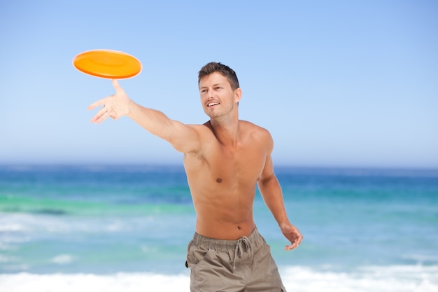 Homme jouant au frisbee