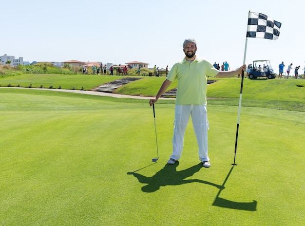 Homme jouant au golf au club