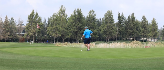 homme jouant au golf sur un champ vert