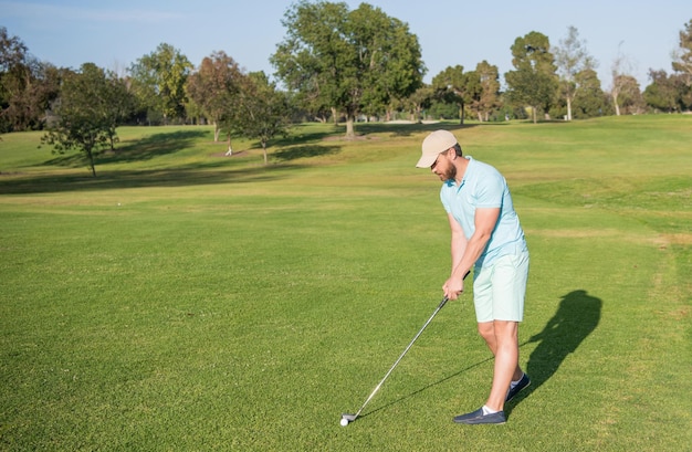 Homme jouant au golf sur l'herbe verte copie espace joueur de golf