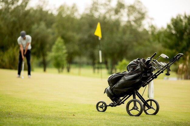 Homme jouant au golf sur le parcours de golf