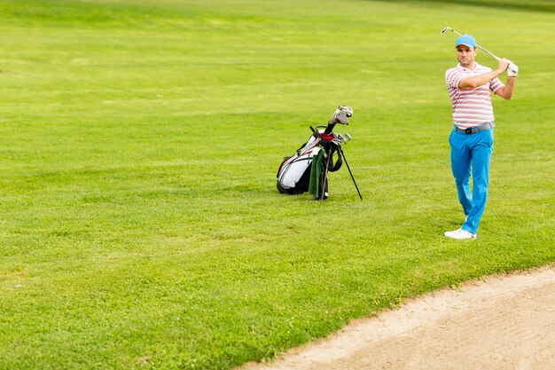 Homme jouant au golf