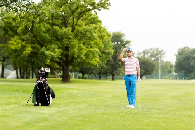 Photo homme jouant au golf