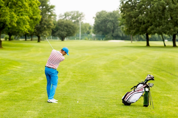 Homme jouant au golf