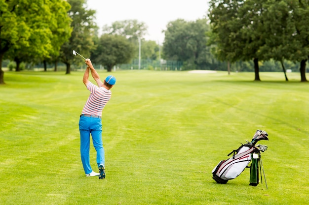 Homme jouant au golf