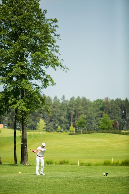 homme jouant au golf