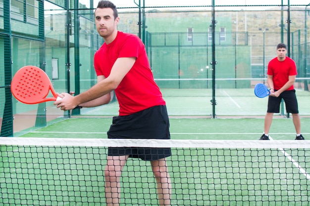 homme jouant au paddle-tennis