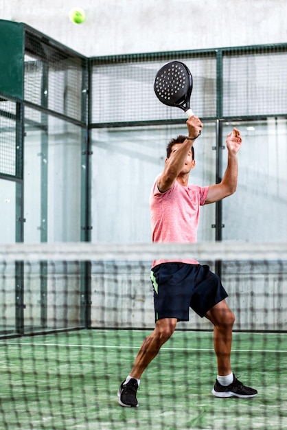 Homme jouant au padel