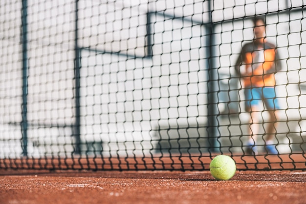 Homme jouant au padel