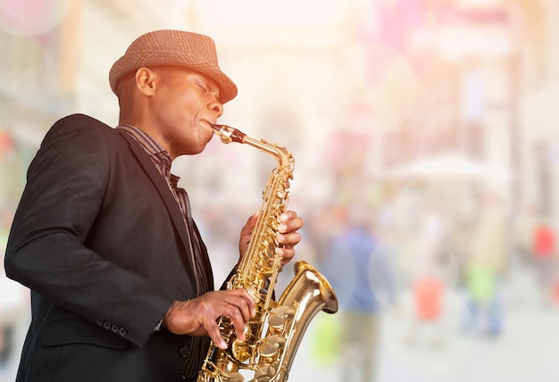 Homme jouant au saxophone