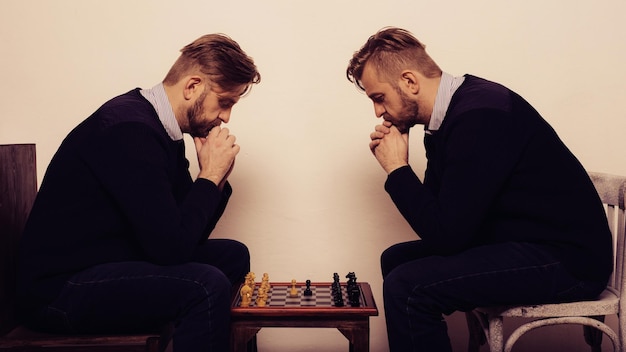 Homme jouant aux échecs contre lui-même