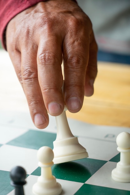 Un homme jouant aux échecs