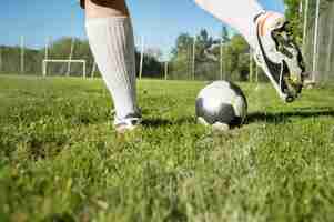 Photo un homme jouant avec un ballon de football tout seul