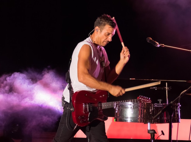 Un homme jouant de la batterie lors d'un concert