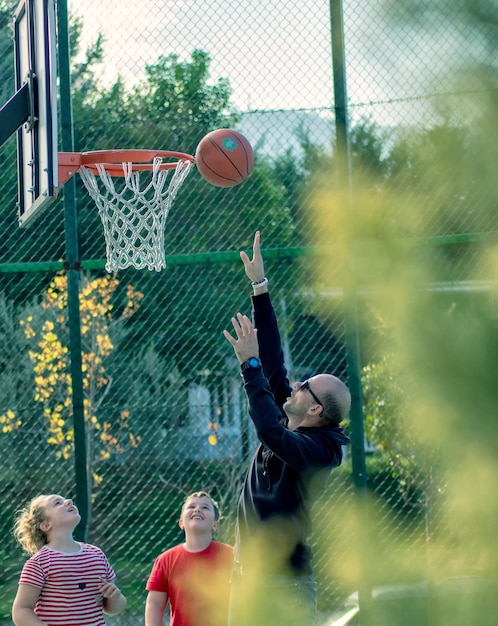 Un homme jouant avec un cerceau de basket