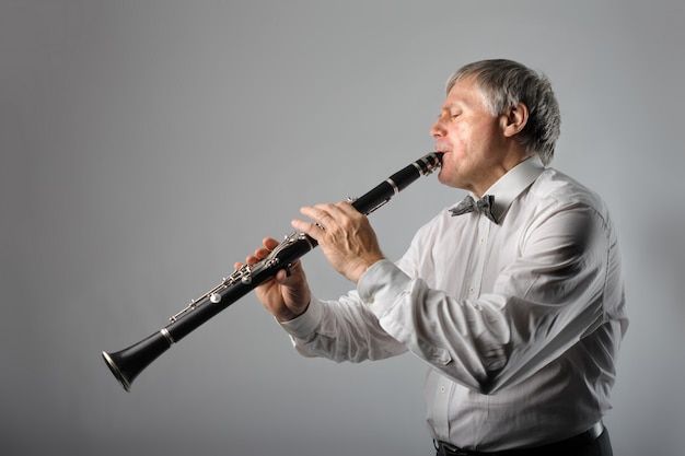 Homme jouant de la clarinette