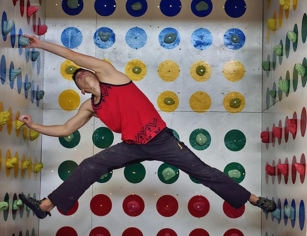 Homme jouant dans le grimpeur twister