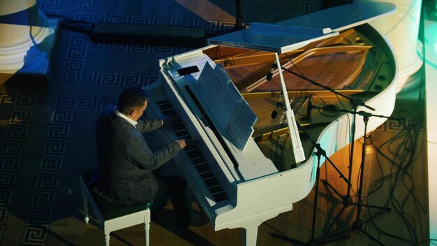 Photo un homme jouant du piano par notes au concert de jazz