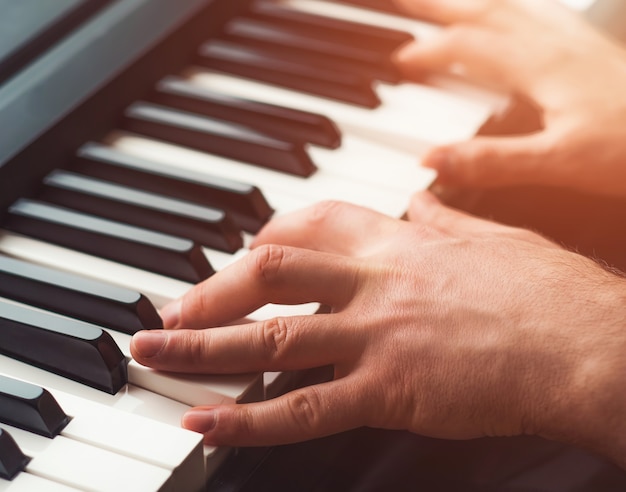 Homme jouant du piano se bouchent