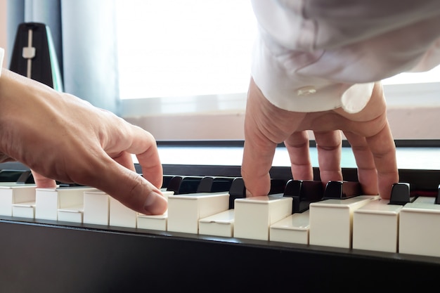 Photo homme jouant du piano