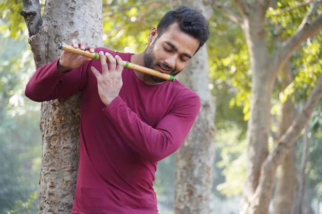 Homme jouant de la flûte - Instrument de musique indien