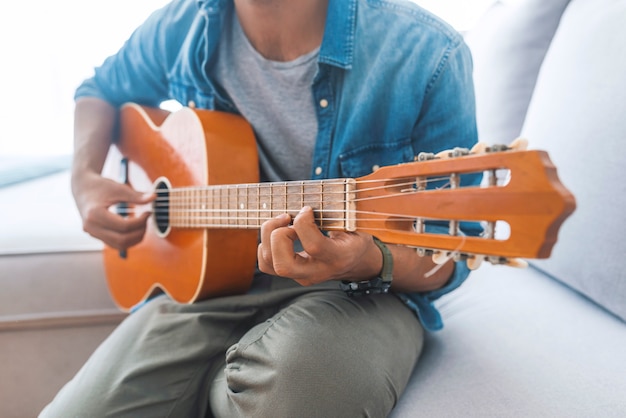 Homme jouant de la guitare acoustique