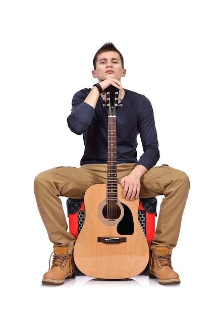 Homme jouant à la guitare acoustique