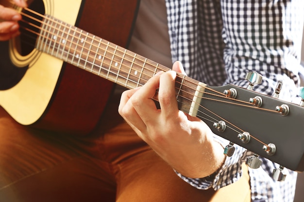 Homme jouant de la guitare acoustique