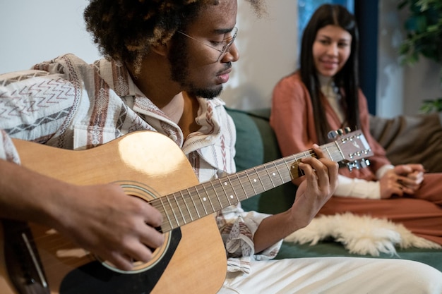 Homme jouant de la guitare et chantant une chanson