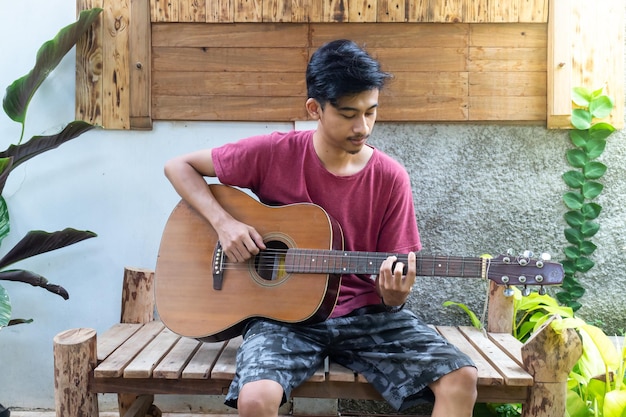 Un homme jouant de la guitare dans le parc