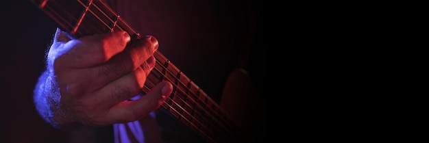 Homme jouant de la guitare électrique