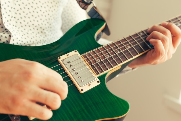 Homme jouant de la guitare électrique