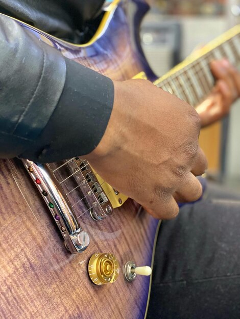 Photo un homme jouant de la guitare avec une guitare