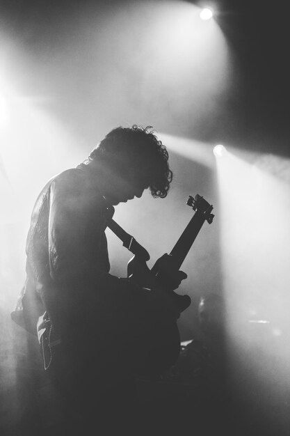 Photo un homme jouant de la guitare lors d'un concert