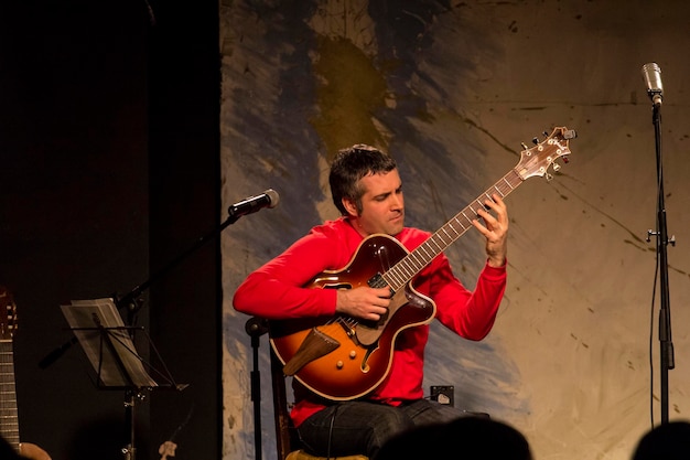 Un homme jouant de la guitare lors d'un concert