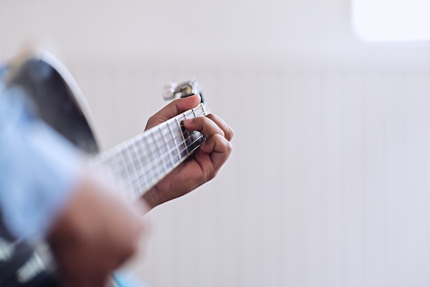 Homme jouant de la guitare. Pratique de la guitare