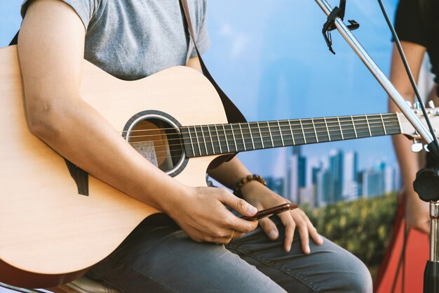 Un homme jouant de la guitare avec sa main