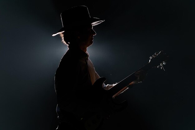 Photo un homme jouant de la guitare sur scène