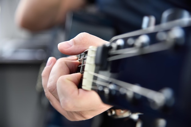 Homme jouant de la guitare semi-acoustique