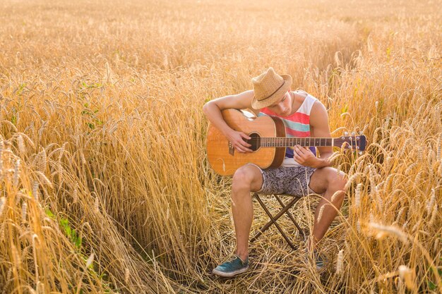 Photo un homme jouant de la guitare sur le terrain