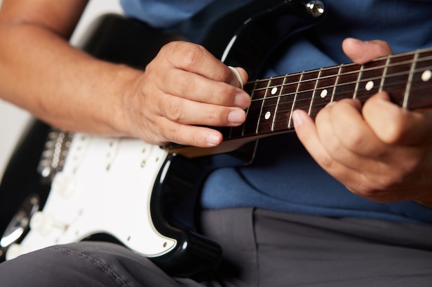 Homme jouant de la guitare