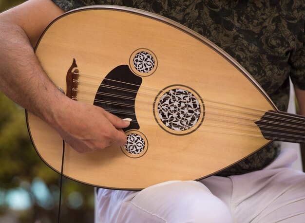 Photo un homme jouant d'un instrument de musique arabe